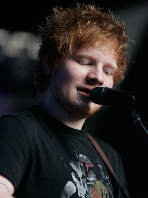 Auch der moderne Sänger Ed Sheeran stotterte.